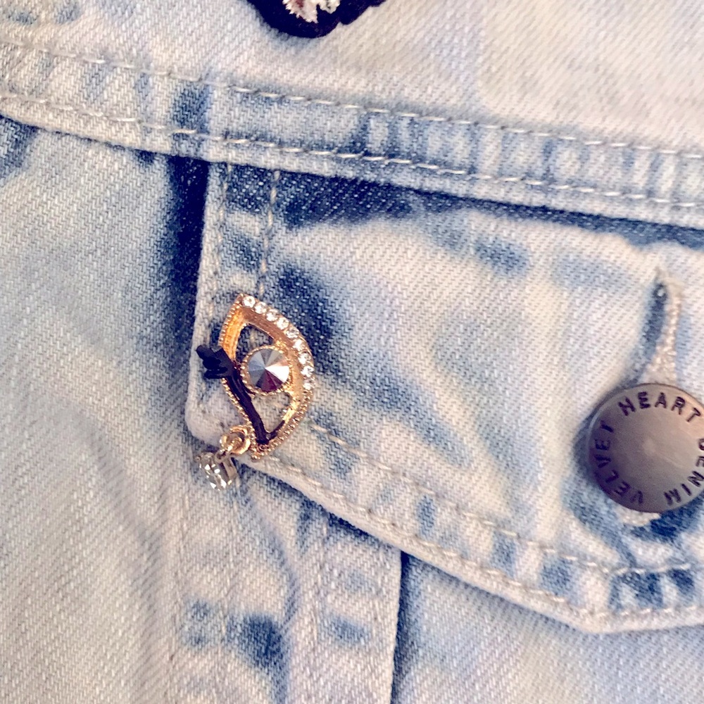Denim Trucker Jacket Womens Medium White Wash Blue Patches Cotton Jean Jacket - Picture 11 of 16
